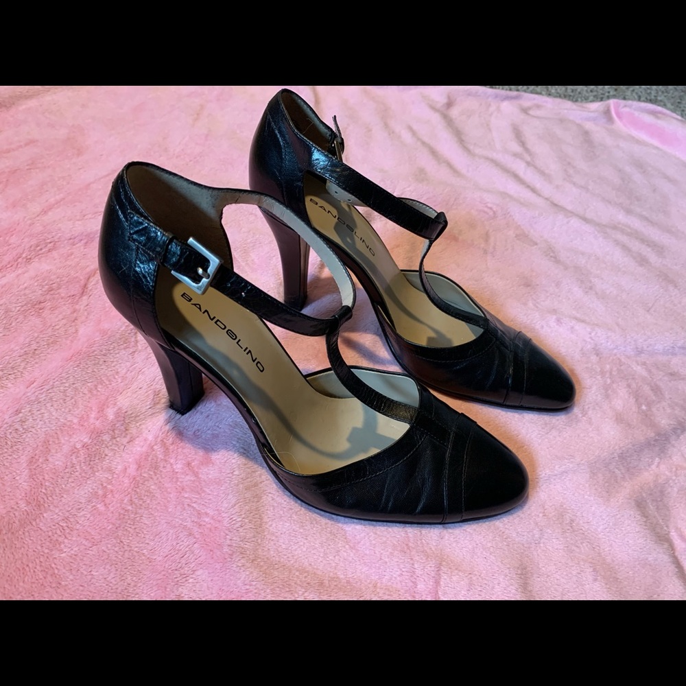 Bandolino T Strap Round Toe Leather Heels